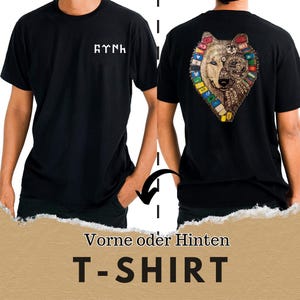 Op de afbeelding: Zwart T-shirt met witte tekst op de voorkant en een wolfontwerp op de achterkant. Het wolfontwerp heeft een half realistische, half mechanische stijl met kleurrijke vlaggen eromheen. Het shirt heeft ook de tekst "T-SHIRT" onderaan.