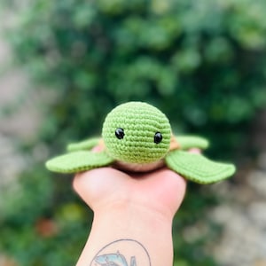 Tortuga marina de peluche tejida a crochet: decoración oceánica hecha a mano