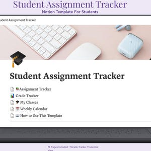 Op de afbeelding: Een laptopscherm toont een Notion-sjabloon "Student Assignment Tracker". Het scherm toont een toetsenbord, muis en oortelefoons. De sjabloon bevat secties voor taaktracking, cijfertracking en een weekkalender. De titel "Student Assignment Tracker" staat bovenaan.