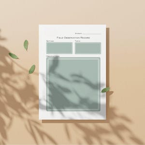 Puede incluir: Un registro de observación de campo imprimible con secciones para el estudiante, el entorno, el tema y las observaciones. El formulario tiene un fondo verde claro y texto blanco.