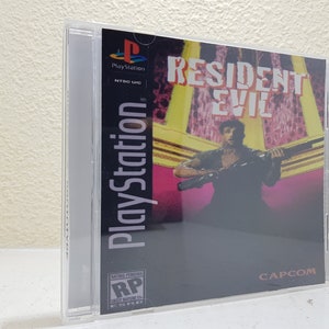 Könnte beinhalten: Ein PlayStation-Spielcase für Resident Evil, ein Survival-Horror-Spiel. Das Case ist schwarz mit rotem und gelbem Hintergrund. Das Spiel zeigt einen Mann, der in einem dunklen Raum eine Schrotflinte hält.