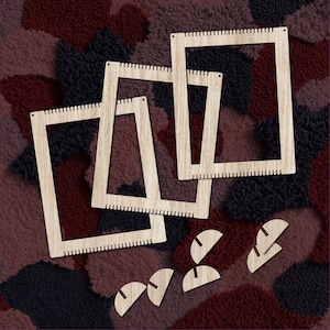 Op de afbeelding: Vier houten frames met een textuur, gerangschikt in een verspringend patroon op een kleurrijke achtergrond. De frames zijn ontworpen voor rug hooking, een ambacht waarbij garen door een geweven stof wordt getrokken om een ontwerp te creëren.