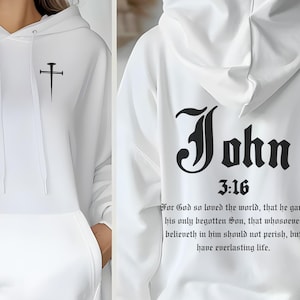 Könnte beinhalten: Weißer Hoodie mit einem schwarzen Kreuz auf der Vorderseite und dem Text "John 3:16" sowie einem Bibelvers auf der Rückseite.