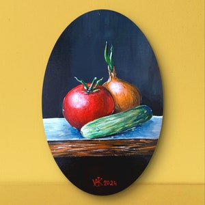 Peinture nature morte avec tomates, oignons et concombres 20×30 cm, toile originale peinte à la main pour la décoration de la cuisine et de la salle à manger.