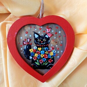 Cuadro de gato pintado a mano en marco de corazón rojo 15×15 cm, gato negro con ramo de flores y lazos, decoración de pared única