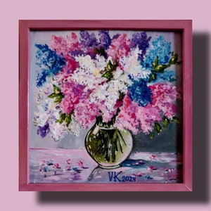 Hermoso cuadro pintado a mano de flores lilas en un delicado marco rosa, 20×20 cm, cuadro pequeño para decoración de pared única