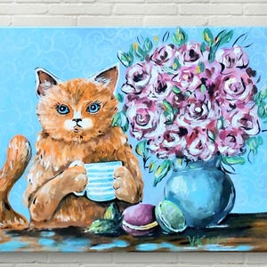 Könnte beinhalten: Eine rotbraune Katze mit blauen Augen sitzt auf einer Holzoberfläche und hält eine blau-weiß gestreifte Tasse. Neben der Katze steht ein Strauß rosa Rosen in einer blauen Vase. Der Hintergrund ist hellblau mit einem wirbelnden Muster.