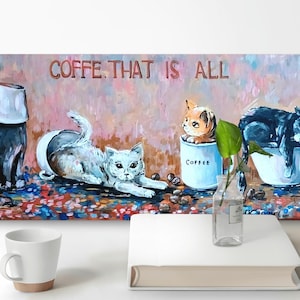 Könnte beinhalten: Ein skurriles Gemälde zeigt vier Katzen, die mit Kaffeetassen und einer Kaffeedose interagieren. Der Text "COFFE. THAT IS ALL" ist über den Katzen zu sehen. Die Farbpalette umfasst Blau-, Schwarz-, Weiß-, Braun- und Rosatöne.