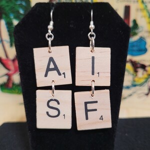 Palabras en fichas de Scrabble