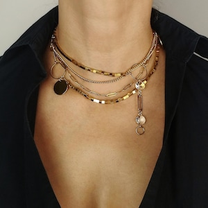 Gargantilha Glam Rock Dourada Multicamadas, com Contas de Aço Inoxidável e Pingente de Cristal