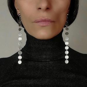 Extra lange Scheibenohrringe, Schulterohrringe aus Edelstahl, moderner geometrischer Münzanhänger-Schmuck