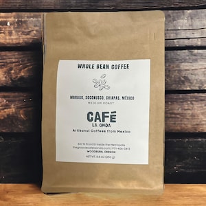Könnte beinhalten: Ein brauner Papierbeutel mit einem weißen Etikett, auf dem "WHOLE BEAN COFFEE", "MARAGO, SOCONUSCO, CHIAPAS, MÉXICO", "MEDIUM ROAST", "CAFÉ LA ONDA", "Artisanal Coffees from Mexico", "347 N Front St inside the Metropolis", "thegroovecateloonda.com [971-406-0413", "WOODBURN, OREGON", "NET WT. 8.8 OZ (250 g)" steht.