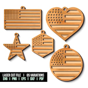 Op de afbeelding: Vijf houten lasergesneden ornamenten in verschillende vormen: een rechthoek, een hart, een ster, een zeshoek en een cirkel. Elk heeft een ontwerp dat lijkt op de Amerikaanse vlag. De ornamenten hebben een gat om op te hangen. De tekst "LASER CUT FILE | 05 VARIATIONS SVG | PNG | EPS | DXF | PDF" staat onderaan.