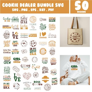 Op de afbeelding: Een digitale collectie van 50 grafische ontwerpen met koekjesthema in SVG, PNG, EPS, DXF en PDF-formaten, met diverse teksten en illustraties. De bundel bevat een beige canvas tas en een wit sweatshirt met een bedrukte afbeelding.