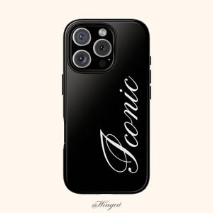 Può includere: Custodia per telefono nera con la scritta "Iconic" in corsivo bianco. La custodia ha una finitura lucida e un modulo fotocamera con tre obiettivi. Il logo @Winged è in basso.