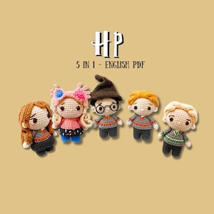 Puede incluir: Cinco personajes amigurumi de crochet de la serie Harry Potter. Los personajes son Hermione Granger, Luna Lovegood, Harry Potter, Ron Weasley y Draco Malfoy. Los personajes llevan todos los colores de su casa de Hogwarts. La imagen incluye el texto "HP 5 IN 1 - ENGLISH PDF".