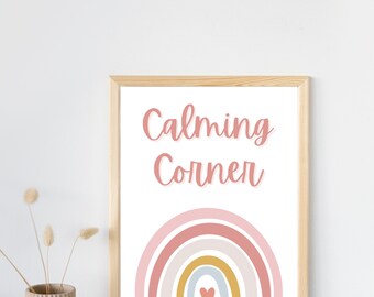 Puede incluir: Una impresión enmarcada con un diseño de arcoíris y el texto "Calming Corner" en letras rosas. El arcoíris está formado por rayas rosas, beige, azul claro y amarillas con un pequeño corazón rosa en el centro.