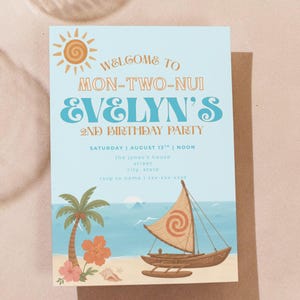 Könnte beinhalten: Eine hellblaue Geburtstagseinladung mit einer Sonne, einer Palme, Hibiskusblüten, einer Muschel und einem Segelboot mit spiralförmigem Segel. Der Text lautet: Welcome to Mon-Two-Nui Evelyn's 2nd Birthday Party, Saturday, August 13th, noon.