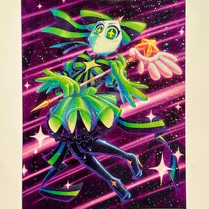 Può includere: Illustrazione di un personaggio fantastico in posa dinamica. La figura è prevalentemente verde e nera, con un volto bianco e un emblema a forma di stella. Lo sfondo è un viola vibrante con stelle bianche e linee diagonali.