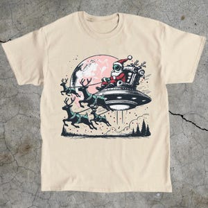 Retro Alien Santa Tee, Christmas UFO Shirt, Unisex Holiday T-Shirt, Funny Xmas Reindeer Top, Extraterrestrial Santa Claus Clothing
