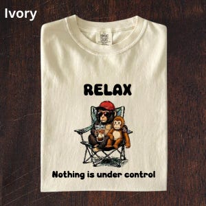 Camiseta Punch Monkey Relax Nothing Is Under Control / Gráfico retro de bebé macaco