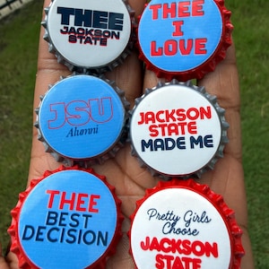 Könnte beinhalten: Sechs runde Flaschenverschluss-Magnete mit Motiven der Jackson State University. Die Designs enthalten Texte wie THEE JACKSON STATE, THEE I LOVE, JSU Alumni, JACKSON STATE MADE ME, THEE BEST DECISION und Pretty Girls Choose JACKSON STATE.
