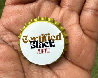 Spilla con logo Certified Black Auntie per tappo di bottiglia / Merchandising artigianale per piccole imprese