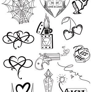Op de afbeelding: Een verzameling zwart-witte tatoeageontwerpen met harten, schedels, kersen, een spinnenweb, een aansteker, een pistool, een flesje toverdrank en de woorden "Love is Love" en "Kiss Me".