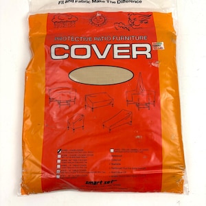 Può includere: Confezione in plastica arancione per una copertura per mobili da patio. La confezione presenta la parola "COVER" in grandi lettere bianche, con illustrazioni di diversi tipi di mobili. Il testo include "Protective Patio Furniture" e "Fit and Fabric Make The Difference."