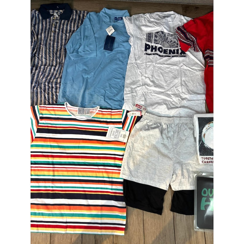 Lote de ropa vintage de los 90, 13 piezas para hombre, tallas variadas, camisetas y pantalones cortos Fila, estilo retro. imagen 3