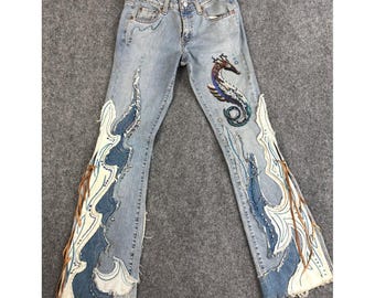 Jeans Levi's rielaborati da Michelle Julene Couture, decorati con cavalluccio marino e perline, pezzo unico, 28x32, rari.