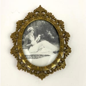 VTG Victorian Wall Hanging Decor Brass Picture Frame Made in Italy Oval 5&quot;