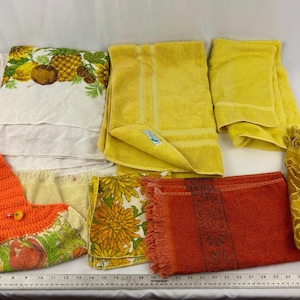 VTG 7 Pc Kitchen Hand Towel 1970s Retro Floral USA MCM Daisies Mustard Yellow
