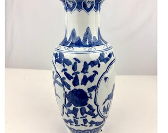 鳥と花のモチーフが特徴的な中国風磁器の花瓶。青と白。高さ 30 cm