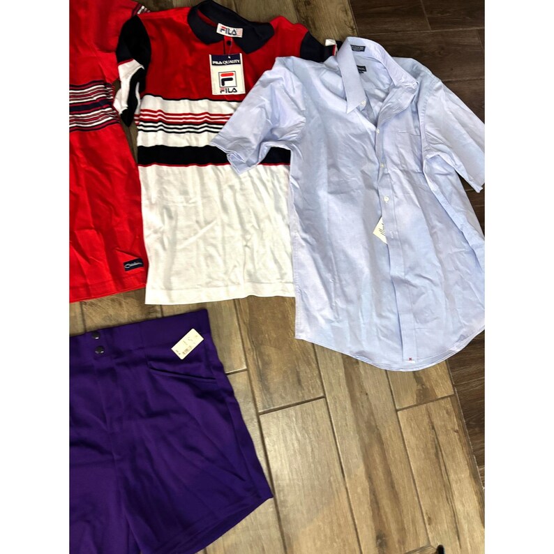 Lote de ropa vintage de los 90, 13 piezas para hombre, tallas variadas, camisetas y pantalones cortos Fila, estilo retro. imagen 5