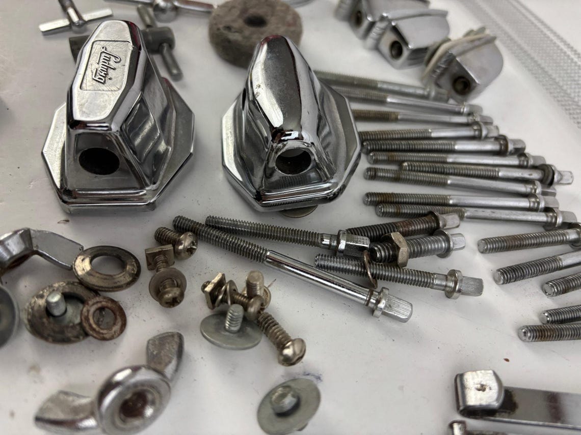 Vintage 1970s Ludwig Drum Hardware Lot Bowtie Lugs Spurs Claws Muffler 55+, foto 2 di 5