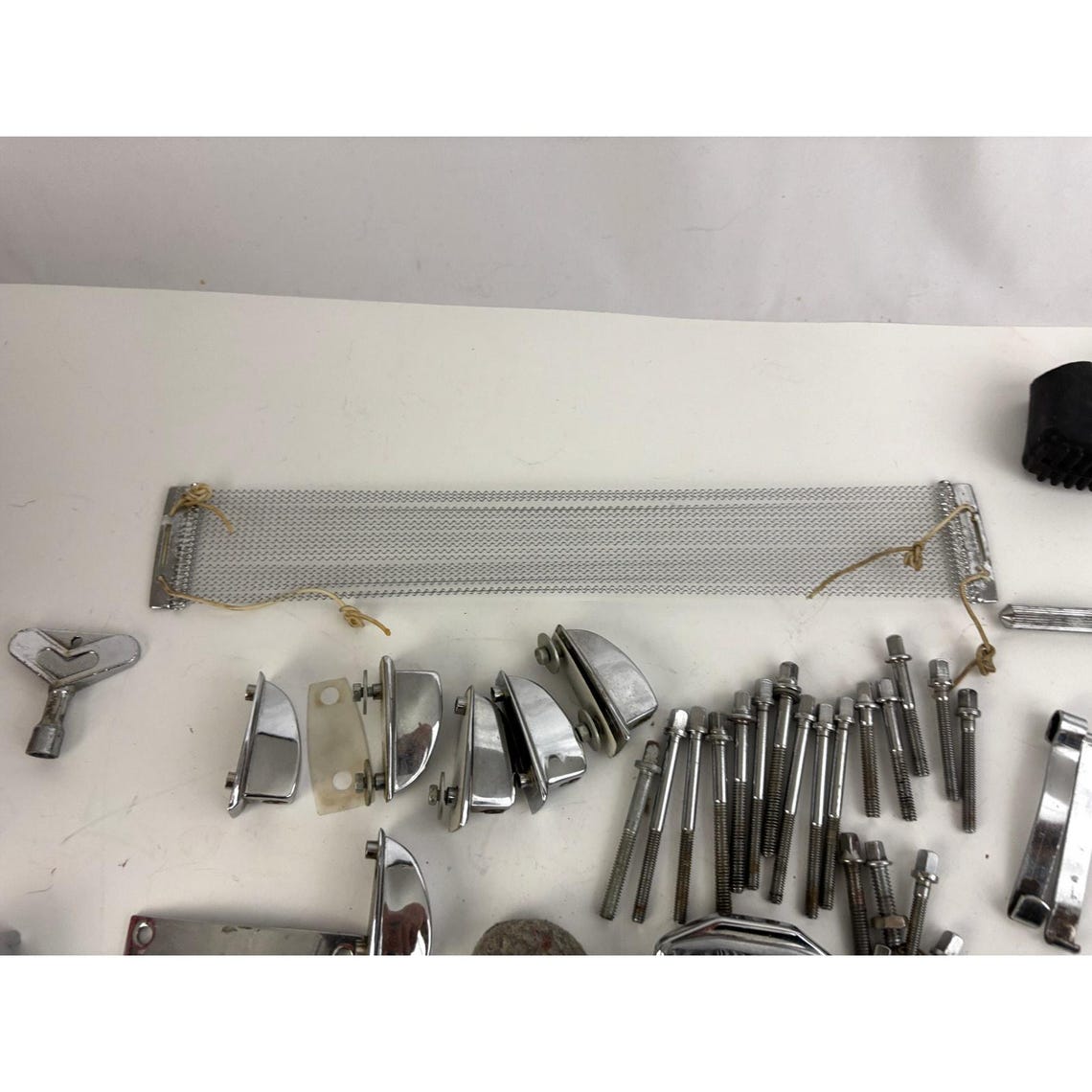 Vintage 1970s Ludwig Drum Hardware Lot Bowtie Lugs Spurs Claws Muffler 55+, foto 3 di 5