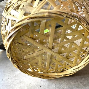 VTG Wicker Woven Basket with Carved Wooden Parrot Bird Handles image 8