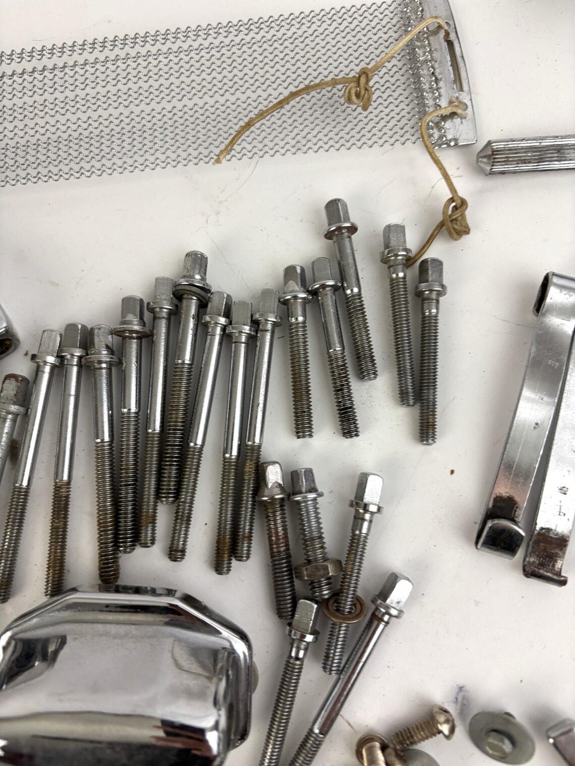 Vintage 1970s Ludwig Drum Hardware Lot Bowtie Lugs Spurs Claws Muffler 55+, foto 4 di 5