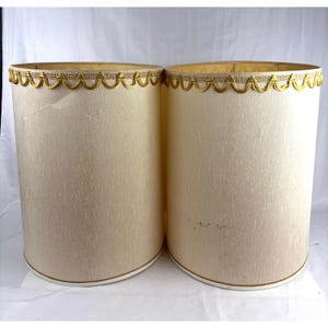 Paire d&#39;abat-jour fût de lampe tonneau en papier enveloppé de tissu crème MCM vintage des années 50