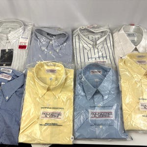 Pode incluir: Sortido de camisas masculinas em várias cores e padrões, incluindo xadrez azul, amarelo e desenhos listrados. As camisas são embaladas em plástico transparente e apresentam a marca "Roundtree & Yorke".
