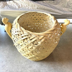 VTG Wicker Woven Basket with Carved Wooden Parrot Bird Handles image 2