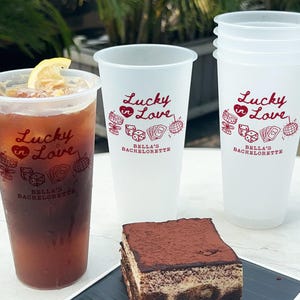 Lucky In Love Frosted Cup / benutzerdefinierte bruchsichere Plastikbecher für Strand Bachelorette / Martini Bachelorette Party Cups / Brautdusche Trinkbecher