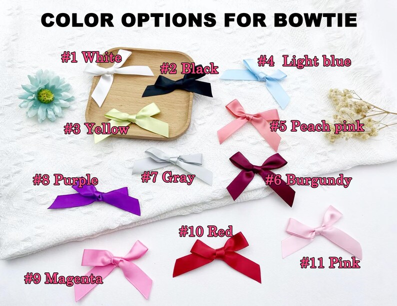 Pu&ograve; includere: Una selezione di 11 papillon in vari colori, tra cui bianco, nero, azzurro, giallo, rosa pesca, viola, grigio, bordeaux, rosso, rosa e magenta. Ogni papillon &egrave; numerato con un nome di colore corrispondente.