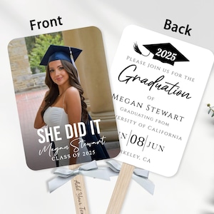 Pu&ograve; includere: Un cartello per una festa di laurea con una foto di una laureata con cappello e toga. Il cartello dice "She Did It" e "Megan Stewart, Class of 2025". Il retro del cartello ha il testo "2025 Please Join Us For The Graduation of Megan Stewart Graduating From University of California N/08/JUN Berkeley, CA"