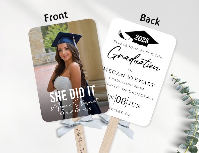 Pu&ograve; includere: Un cartello per una festa di laurea con una foto di una laureata con cappello e toga. Il cartello dice "She Did It" e "Megan Stewart, Class of 2025". Il retro del cartello ha il testo "2025 Please Join Us For The Graduation of Megan Stewart Graduating From University of California N/08/JUN Berkeley, CA"