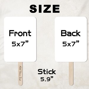 Pu&ograve; includere: Due cartelli bianchi con "Front 5x7" e "Back 5x7" stampati su di essi, attaccati a un bastone di legno lungo 15 cm. I cartelli sono vuoti e possono essere utilizzati per una variet&agrave; di scopi.