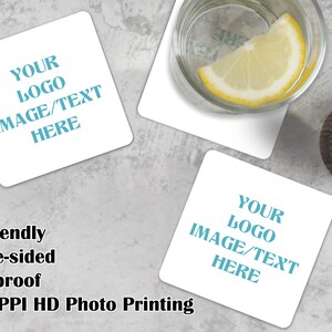 Puede incluir: Dos posavasos cuadrados blancos con texto azul que dice "YOUR LOGO IMAGE/TEXT HERE". Los posavasos son ecológicos, de doble cara e impermeables. Están impresos con impresión fotográfica HD de 4000 PPI.