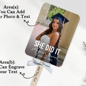Pu&ograve; includere: Un ventaglio di laurea bianco e nero con una foto di una persona che indossa un cappello e una toga da laurea. Il testo "SHE DID IT" &egrave; stampato sul ventaglio, insieme al nome del laureato e all'anno della sua classe. Il ventaglio ha un nastro bianco e un'area vuota per aggiungere del testo.