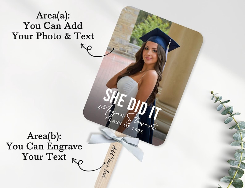 Pu&ograve; includere: Un ventaglio di laurea bianco e nero con una foto di una persona che indossa un cappello e una toga da laurea. Il testo "SHE DID IT" &egrave; stampato sul ventaglio, insieme al nome del laureato e all'anno della sua classe. Il ventaglio ha un nastro bianco e un'area vuota per aggiungere del testo.